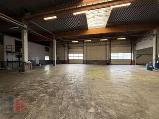 Fantastisch gelegen bedrijfsgebouw vlak bij de Knokkebaan (N44), met uitstekende verbinding naar het op- en afrittencomplex van de E40 te Aalter...