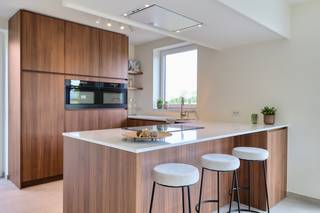 Dichtbij het centrum van Wielsbeke bouwen we in de Boffonstraat deze gesloten nieuwbouwwoning met oog voor detail en energiezuinigheid. <br />Deze woningen liggen op een rustige locatie, op slechts een kwartier van het centrum van Waregem, wat zorgt voor een vlotte verbinding naar omliggende steden en alle nodige voorzieningen.<br />Verder worden deze gebouwd volgens de hoogste energienormen, met onder andere een warmtepomp lucht/water en vloerverwarming op het gelijkvloers, wat zorgt voor lager energieverbruik en optimaal wooncomfort.<br />Op het gelijkvloers vind je een inkomhal met gastentoilet, een lichtrijke leefruimte met open keuken alsook bergruimte/garage terug. <br />Op de bovenverdieping vind je drie ruime slaapkamers, apart toilet, praktische berging en een badkamer die is uitgerust met een bad, douche en een dubbele lavabo.<br /><br /><strong>Troeven van deze woning: </strong>
<ul>
	<li>Energiezuinig;</li>
	<li>Licht en ruimte staat centraal;</li>
	<li>Vloerverwarming op het gelijkvloers in combinatie met een warmtepomp lucht -water;</li>
	<li>Zuidgerichte tuin zonder inkijk.</li>
</ul>
Interesse? Contacteer ons voor meer info of een afspraak.