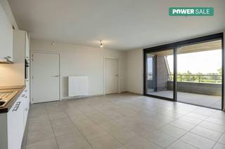 Op een rustige en aangename locatie in de Stationstraat te Moorslede bevindt zich dit verzorgde en lichtrijke appartement met één slaapkamer. De centrale ligging zorgt voor een vlotte bereikbaarheid van diverse voorzieningen, terwijl u tegelijk kunt genieten van de nodige rust.<br /><br />Bij binnenkomst wordt u verwelkomd in een ruime, open leefruimte met grote raampartijen die zorgen voor een aangename natuurlijke lichtinval en een mooi uitzicht over de omgeving. <br /><br />Aansluitend bevindt zich de praktisch ingerichte keuken, met in de directe nabijheid een handige berging die voorzien is van de nodige technische aansluitingen.<br />Het terras vormt een bijzonder aangename troef. Hier geniet u van een ruim uitzicht over de omgeving en een rustige binnentuin. Dankzij de toegang vanuit zowel de leefruimte als de slaapkamer is het terras optimaal geïntegreerd in de woonbeleving.<br /><br />De slaapkamer sluit rechtstreeks aan op de leefruimte en biedt eveneens toegang tot het terras. Dit zorgt niet alleen voor extra comfort, maar ook voor een aangenaam gevoel van ruimte en licht.<br />De ruime badkamer is uitgerust met een douche, toilet en wastafel en biedt alle nodige comfort.<br /><br />Dit appartement is een ideale woonst voor starters of alleenstaanden, maar vormt dankzij de praktische indeling en verzorgde staat eveneens een interessante investering. Bovendien zijn alle ruimtes vlot toegankelijk voor rolstoelgebruikers. Ook de badkamer werd aangepast met aandacht voor toegankelijkheid, gebruiksgemak en comfort.<br /><br /><br />Troeven:<br />Rustige ligging met zicht op de binnentuin<br />Lichtrijke en open leefruimte<br />Gelegen op de bovenste verdieping<br />Terras met ruim uitzicht<br />Terras toegankelijk vanuit zowel leefruimte als slaapkamer<br />Praktische berging nabij de keuken<br />Verzorgde en instapklare staat<br />Autoparkeerplaats en fietsenparking<br />Ruime gemeenschappelijke hal<br />Gemeenschappelijke binnenruimte aan de binnentuin<br /><br /><br /><br />Bestuursmaatregelen in het maatregelenregister: in aanvraag<br /><br />Deze AI-visualisaties zijn bedoeld als inspiratie. Er werd geen rekening gehouden met technische specificaties, stedenbouwkundige voorschriften of de concrete mogelijkheden tot realisatie.