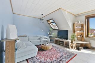Dit uitstekend onderhouden appartement is gelegen in het centrum van Oudenburg, vlakbij de winkels en het openbaar vervoer. Het appartement bestaat uit een ruime inkom met vestiaire, apart toilet met lavabo, ruime en gezellige living met een open ingerichte keuken en bijhorende berging, een ruime slaapkamer en 2 kleinere kamers, badkamer met douche en ligbad. Daarnaast is er nog een aparte berging aanwezig binnen het appartement. Lift aanwezig! Zuid-gericht terras achteraan. Maandelijkse huurprijs: €800 + €60 Algemene kosten. Beschikbaar in overleg - EPC: 143 kWh/m² (Ref: OU29152)