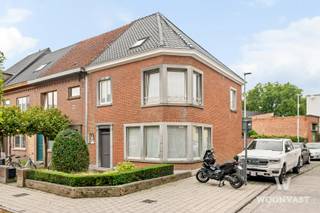 Deze karaktervolle halfopen woning combineert authentieke charme met een warme, huiselijke sfeer. Houten accenten en echte parketvloeren, zowel op het gelijkvloers als op de verdiepingen, geven het interieur een tijdloos karakter en zorgen voor een bijzonder aangename woonbeleving.<br /><br />Via de gezellige inkomhal kom je terecht in de lichtrijke leefruimte met zithoek en eetplaats. Aansluitend bevindt zich de keuken met ontbijthoek en een vlotte verbinding naar buiten.<br /><br />De woning beschikt over drie ruime slaapkamers en biedt daarmee voldoende plaats voor een gezin. Verder zijn er een ingerichte badkamer, een handige was- en bergruimte en een ruime, droge kelder met heel wat opslagmogelijkheden.<br /><br />Achteraan bevindt zich een verrassend fijne stadstuin: compact, groen en gezellig. Ideaal voor een koffie in de ochtendzon, een etentje met vrienden of een rustige avond buiten. Via het poortje achteraan geniet je bovendien van een praktische toegang voor fietsen, vuilnisbakken of tuinmateriaal.<br /><br />Ook de ligging is een belangrijke troef: in hartje Lokeren, op wandelafstand van winkels, scholen, horeca, openbaar vervoer en tal van dagelijkse voorzieningen.<br /><br />Een belangrijke investering werd bovendien reeds uitgevoerd: het volledige dak werd in 2023 vernieuwd en bijkomend geïsoleerd.<br /><br />Een bezoek inplannen?<br />Inschrijven kan eenvoudig via de bezoekplanning op https://www.woonvast.be/detail/te-koop-woning-lokeren/7641465<br /><br />Voor meer informatie<br />alexander@woonvast.be<br />0493 72 43 26
