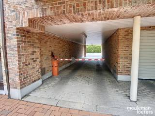 Bovengrondse autostaanplaats 17 geniet van een uiterst centrale ligging op wandelafstand van verschillende winkels, diensten en openbaar vervoer!<br /><br />Meer info op kantoor!
