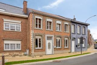 Ontdek deze schitterende, nog op te frissen, woning gelegen in het pittoreske Hoegaarden vlakbij het centrum, perfect voor gezinnen en iedereen die op zoek is naar ruimte en comfort. Deze woning biedt een bewoonbare oppervlakte van maar liefst 199 m² en is gesitueerd op een perceel van 2are 95ca. De locatie is top: rustig straatje en vlakbij alle voorzieningen. <br /><br />Met drie ruime slaapkamers (en uitbreiding mogelijk op de zolder 47m² voor een 4de slaapkamer) is er volop ruimte voor het hele gezin. De woning beschikt over één complete badkamer, die functioneel is ingericht en van alle gemakken voorzien. Het dak is in 2016 volledig vernieuwd en geïsoleerd. Op het gelijkvloers beschikt u over een ruime leefruimte met aansluitend de keuken. <br /><br />De tuin, gelegen op het oosten, is een ware oase van rust. Geniet van de ochtendzon terwijl je ontspannen in de tuin zit of een heerlijk ontbijt buiten nuttigt. De ruime buitenruimte biedt tal van mogelijkheden voor tuinliefhebbers.<br /><br />Met een EPC-waarde energielabel C, is deze woning energiezuinig en goed geïsoleerd. Dit betekent lagere energiekosten en een comfortabel binnenklimaat, het hele jaar door.<br /><br />Gelegen in de charmante omgeving van Hoegaarden, biedt deze woning niet alleen comfort, maar een toplocatie nabij winkels, scholen, horeca en recreatiemogelijkheden. <br /><br />Dit is de ideale plek om jouw nieuwe hoofdstuk te beginnen! Graag een bezoek? Bel Luc van LED-ON-IMMO op het nummer 0479 73 76 94 of mail naar info@ledonimmo.be. Tot gauw ;)
