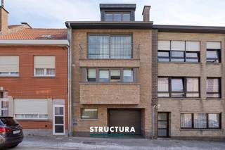 Découvrez cet intéressant immeuble de rapport à Denderleeuw, composé de deux appartements entièrement indépendants. Grâce à son excellente situation, son double garage, son grand jardin et ses deux logements de qualité, cette propriété représente une opportunité idéale pour les investisseurs, une occupation multigénérationnelle ou une combinaison entre occupation personnelle et mise en location.L'immeuble génère actuellement un revenu locatif mensuel de 1.570 €, soit un revenu locatif annuel de 18.840 €, ce qui en fait un investissement particulièrement attractif.Le premier étage accueille un appartement soigné d'environ 70 m², comprenant un lumineux séjour, une cuisine équipée, une spacieuse chambre, une salle de bains ainsi qu'une agréable terrasse.Les deuxième et troisième étages sont occupés par un spacieux appartement en duplex d'environ 110 m², composé d'un agréable séjour, d'une cuisine équipée, de deux chambres à coucher, d'une salle de bains et de deux terrasses, permettant de profiter pleinement des espaces extérieurs à tout moment de la journée.Dans le garage, chaque appartement bénéficie en outre de deux grandes caves privatives, offrant un vaste espace de rangement. Un double garage complète l'ensemble et assure un confort supplémentaire ainsi que de nombreuses possibilités de stationnement.À l'arrière du bâtiment, un grand jardin constitue un véritable atout et offre un agréable espace vert aux occupants.Situé dans un quartier facilement accessible de Denderleeuw, à proximité des commerces, des écoles, des transports en commun et des principaux axes routiers, cet immeuble de rapport réunit tous les atouts recherchés par un investisseur. La combinaison de deux appartements attractifs, de plusieurs terrasses, de vastes espaces de rangement privatifs, d'un double garage, d'un grand jardin et d'un rendement locatif immédiat fait de ce bien une excellente opportunité d'investissement offrant un potentiel locatif stable.PEB App. 1 : 85 kWh/(m².an) – Code unique (CU) : 20260713-0003913154-RES-1PEB App. 2 : 108 kWh/(m².an) – Code unique (CU) : 20220330-0002556312-RES-1Mesures administratives reprises dans le registre des mesures : non.