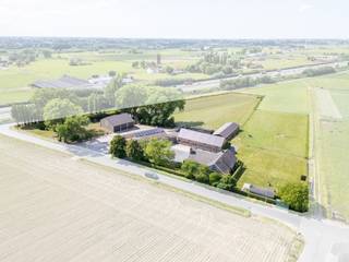 Landelijke eigendom op ± 1 hectare met mogelijkheid tot aankoop extra hectare weiland. Hofplaats bestaande uit een instapklare woning en...