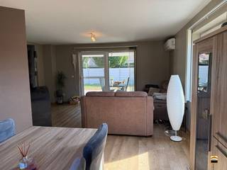 <p><span>Instapklare gezinswoning met 4 slaapkamers en 2 badkamers in een rustige buurt <br />met tuin en inpandige garage en zonnepanelen. <br />*GEEN RENOVATIEPLICHT<br />*ELEKTRICITEIT CONFORM<br />*ASBESTVEILIG</span></p><p><span>Deze open bebouwing, gelegen in een rustige buurt op een perceel van 526 m², combineert een <br />aangename woonomgeving met hedendaags comfort en interessante energievoorzieningen. </span></p><p><span>De woning werd gebouwd in 1990 en gerenoveerd in 2008. Met een bewoonbare oppervlakte <br />van 147 m² biedt ze een fijne thuis voor wie comfortabel wil wonen. </span></p><p><span>Via de inkomhal kom je in de gezellige leefruimte, waar het zicht op de tuin zorgt voor een <br />aangenaam en rustgevend gevoel. Aansluitend bevindt zich de recent geplaatste keuken met <br />kookeiland. Vanuit de keuken heb je rechtstreeks toegang tot het terras.</span></p><p><span>Op de gelijkvloerse verdieping bevindt zich een badkamer, uitgerust met een groot hoekbad, <br />een badmeubel en een toilet. De eerste verdieping omvat 4 slaapkamers en een tweede <br />douchekamer met douche, toilet en lavabo, wat zorgt voor extra comfort en flexibiliteit voor <br />het hele gezin. </span></p><p><span>Ook op praktisch vlak heeft deze woning heel wat te bieden. De kelder onder de woning biedt <br />bijkomende bergruimte en de garage zorgt voor een handige parkeerplaats of extra <br />opslagmogelijkheden. Verder beschikt de woning over een bergingszolder, bereikbaar via een<br />luik in de nachthal.</span></p><p><span>De tuin vormt een aangename buitenruimte om te ontspannen en te genieten van het groen. <br />Dankzij de volledige omheining geniet je bovendien van een duidelijk afgebakend perceel. </span></p><p><span>Ook technisch beschikt de woning over verschillende interessante voorzieningen. De PVC-ramen <br />met dubbele beglazing dragen bij aan het wooncomfort. </span></p><p><span>De elektriciteit is conform en de stookolieketel werd voorzien van een recent vernieuwde brander. <br />Daarnaast zijn er 15 zonnepanelen met een vermogen van 6 Kwh en een thuisbatterij van 10 kWh <br />aanwezig. De airconditioning, bestaande uit twee binnenunits en één buitenunit, zorgt voor extra <br />comfort tijdens warme dagen. Met een EPC-label C biedt deze woning een combinatie van <br />comfortabel wonen en verschillende aanwezige energievoorzieningen. </span></p><ul><li><span>Instapklare open bebouwing in een rustige buurt</span></li><li><span>Elektriciteit conform</span></li><li><span>Stookolieketel met recent vernieuwde brander</span></li><li><span>Zonnepanelen met opgegeven vermogen van 6.000 W</span></li><li><span>Thuisbatterij van 10 kWh</span></li><li><span>Airconditioning met 2 binnenunits en 1 buitenunit</span></li><li><span>mazoutton 2750 l</span></li></ul><p><span> </span></p><p><span>Een instapklare woning met een praktische indeling, een moderne keuken en tal van extra <br />voorzieningen. Een fijne thuis voor wie rustig wil wonen en tegelijk belang hecht aan comfort <br />en functionaliteit.</span></p>
