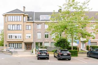 <p><span>In a quiet location near the City Park and within walking distance of the center of Sint-Niklaas, this well-kept rooftop apartment with two sunny terraces and a pleasant open view is located. Thanks to the combination of tranquility, light and central accessibility, this is an ideal place to live for those who want comfortable and carefree living. </span></p><p><span> </span></p><p><span>The main assets of the apartment are: </span></p><p><span>- Located in a completely renovated building (2012)</span></p><p><span>- Located on the third and highest floor (with elevator)</span></p><p><span>- 2 terraces with an open and green view </span></p><p><span>- Logical layout</span></p><p><span>The layout of the apartment is as follows:</span></p><p><span>Entrance hall with guest toilet, practical storage room and a bright living space with open kitchen opening onto the terraces (12 m²). Furthermore, the apartment has a bedroom with adjacent bathroom with sink and shower, as well as an extra office or guest room. On the outside terrace there is also a large additional storage room.</span></p><p><span>The building has a communal bike shed, garbage storage and parking, which further enhances daily comfort.</span></p><p><span>Interested in this bright rooftop apartment in a prime location in Sint-Niklaas? Contact Axel Lenaerts estate agents for more information or a site visit.</span></p>