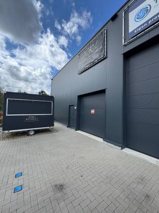 Deze KMO-unit is gelegen op het industrieterrein Genk-Zuid en is geschikt voor diverse doeleinden, waaronder opslag, kleine productie en andere bedrijfsactiviteiten.<br /><br />Dankzij de centrale ligging, nabij de E314 (Brussel – Heerlen – Aken), E313 (Antwerpen – Luik) en de Haven van Genk, is de unit vlot bereikbaar.<br /><br />Het magazijn heeft een oppervlakte van circa 107 m² en een platform van 70 m². Het magazijn beschikt aan de voorzijde over een grote elektrische sectionaalpoort, met daarnaast de toegangsdeur.<br /><br />Aan de voorzijde van het gebouw beschikt u over een parkeerplaats.<br />Daarnaast beschikt de unit over een bureel met keuken.<br />De tafels en stoelen maken eveneens deel uit van de inrichting.<br /><br />De maandelijkse syndicuskost bedraagt €42 en omvat het onderhoud en de verlichting van de gemeenschappelijke delen.<br /><br />TROEVEN:<br />✔ Uitstekende ligging en vlotte verbindingen<br />✔ Private parkeerplaatsen<br />✔ Keuken voorzien<br />✔ Airco aanwezig<br />✔ Geïnstalleerd platform<br />✔ Elektrische sectionaalpoort<br /><br />In bijlage kan u het grondplan, inplantingsplan en elektriciteitskeuring downloaden.<br /><br />Heeft u interesse in deze KMO-unit?<br />Bel ons op het nummer 089 391 555 of stuur een e-mail naar info@frerevastgoed.be.