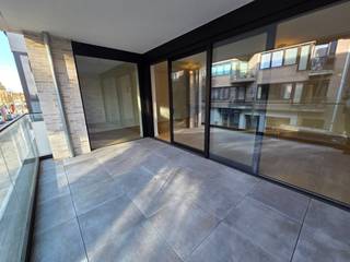 Dit stijlvolle appartement uit 2021 is gelegen pal in het centrum van Haacht en biedt alle comfort en luxe die je maar kunt wensen. Met een...