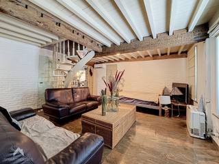<p>Halfopen bebouwing op een perceel van 895 m², gelegen in een oase van groen en rust nabij het natuurgebied De Gavers. De woning bestaat uit een inkomhal met gastentoilet, een gezellige leefruimte met draaitrap, een praktische keuken met eethoek en zicht op de tuin en een veranda die zorgt voor een aangename verbinding tussen binnen en buiten. Verder zijn er twee ruime slaapkamers, een polyvalente tussenruimte die perfect kan dienen als bureau of dressing, een badkamer met douche en lavabo, een inpandige garage en meerdere bergingen. Het bijgebouw vormt een absolute meerwaarde en beschikt op het gelijkvloers over een wellnessruimte met sauna en infraroodcabine en op de verdieping over een studio. Een ideale woning voor natuurliefhebbers, dierenliefhebbers en iedereen die op zoek is naar een eigendom met karakter, privacy en tal van mogelijkheden</p>
<p>Extra troeven:</p>
<ul>
<li>Energiezuinige (EPC B)</li>
<li>24 zonnepanelen</li>
<li>Warmtepomp (koelen en verwarmen)</li>
<li>Rolluiken op de Veluxramen</li>
<li>Regenwaterputten van in totaal 30.000 l</li>
<li>Perceel van 895 m²</li>
<li>Veel mogelijkheden dankzij ruim bijgebouw (2 verdiepingen)</li>
<li>Wellnessvoorzieningen</li>
<li>Zonnige tuin met zicht op De Gavers</li>
</ul>
<br />
<p>Te koop zonder makelaar via Smart Houses. Wenst u meer informatie of een bezoek? Contacteer rechtstreeks de eigenaar +32477774111</p>