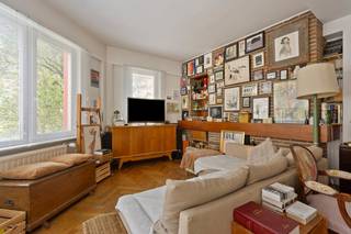Situé au cœur d’Ixelles, dans une rue calme et recherchée, ce superbe appartement 3 chambres de ± 130 m² vous séduira par ses volumes, sa luminosité et ses finitions de qualité.Installé au 1er étage d’une petite copropriété, ce bien entièrement rénové en 2016 offre un spacieux séjour de ± 40 m². La cuisine s’intègre harmonieusement à l’espace de vie.L’appartement dispose de trois belles chambres (± 18 m², 15 m² et 12 m²), parfaites pour une famille ou un investissement locatif.Le bien comprend également une salle de bain, une cave, une porte blindée, des châssis double vitrage, des menuiseries sur mesure, des vannes thermostatiques intelligentes ainsi qu’une électricité conforme.Idéalement situé à Ixelles, dans une rue calme en centre-ville, cet appartement bénéficie d’un emplacement privilégié. Sa rénovation complète en 2016, sa petite copropriété à faibles charges ainsi que son excellent niveau de confort et de performance en font un bien particulièrement attractif.Proche des transports, commerces, écoles et de toutes les commodités, cet appartement représente une belle opportunité. À visiter sans tarder !