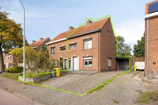 Deze half vrijstaande te renoveren woning situeert zich op wandelafstand van het centrum en beschikt over een ruime garage en tuin op 440m². <br /><br />Via de inkomtraphal komt men in de woonkamer met pelletkachel en treft men aansluitend de keuken met toegang tot de kelder. Verder komen we in de bijkomende ruime tuingerichte zit-/eetkamer met aangrenzend een berging, een apart toilet en de c.v.-ruimte. <br />Vanuit de keuken heeft men eveneens rechtstreekse doorgang naar de grote garage (38m²), voorzien van een elektrische sectionaalpoort.<br /><br />Op de verdieping bevinden zich de drie slaapkamers, de badkamer met douche en toilet, en is er via een vlizotrap toegang tot de zolder, dewelke bijkomend kan ingericht worden tot diverse doeleinden.<br /><br />In de tuin bevindt zich achteraan nog een tuinberging en een (te slopen) bijgebouw.<br /><br />Specificaties:<br />- Conforme elektrische installatie<br />- Schrijnwerk: hout met dubbele beglazing en rolluiken<br />- c.v. op stookolie + pelletkachel
