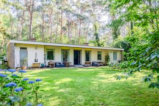 Bent u op zoek naar een woning op een <strong>exclusieve locatie</strong> waar <strong>rust, privacy en natuur</strong> naadloos in elkaar overvloeien? Dan zal deze bungalow op de residentiële Heide in Waasmunster u ongetwijfeld weten te bekoren. Gelegen in één van de meest gegeerde woonomgevingen van de regio, op een <strong>perceel van circa 2.400 m²</strong>, geniet u hier dagelijks van een <strong>unieke woonbeleving midden in het groen</strong>.<br /><br />Via de<strong> inkomhal, </strong>met aansluitend een afzonderlijke <strong>bureauruimte</strong>, bereikt u de <strong>bijzonder aangename en lichtrijke leefruimte</strong>. De <strong>open keuken </strong>sluit harmonieus aan op de woonkamer, waar grote raampartijen zorgen voor een overvloed aan natuurlijk licht en een <strong>prachtige connectie met de omliggende tuin</strong>. Het bosrijke decor vormt hier een verlengstuk van de leefruimte en creëert in elk seizoen een bijzonder <strong>gevoel van rust en sereniteit</strong>.<br /><br />De bungalow beschikt verder over <strong>drie slaapkamers</strong>, een <strong>badkamer</strong>, een <strong>garage </strong>en een praktische en zeer ruime <strong>kelder</strong> die extra bergruimte biedt. Hoewel de woning op enkele vlakken een kleine opfrissing verdient, vormen de <strong>uitzonderlijke ligging</strong>, het royale perceel en de doordachte indeling de <strong>ideale basis</strong> om hier een eigentijdse en exclusieve woonst te realiseren. <br /><br /><em>‘Dit pand kan onderhevig zijn aan de renovatieverplichting die door de Vlaamse overheid wordt opgelegd voor residentiële gebouwen. Consulteer voor meer informatie de website van het Vlaams Energie- en Klimaatagentschap via https://www.energiesparen.be/renovatieverplichting-residenti%C3%ABle-gebouwen-2023.’</em><br /><br />Wenst u een bezoek in te plannen voor deze woning? Bel voor info of een vrijblijvend bezoek naar 03 502 98 74 of mail naar kristof@claves.be.
