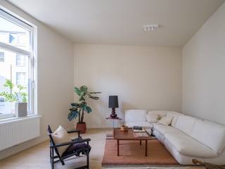 <strong>Hoogwaardig gerenoveerd duplex appartement met zonnig terras in het centrum van Gent</strong><br /><br /><em>Voor bezoekaanvragen: info@carloeggermont.be</em><br /><br />Op een <strong>gegeerde locatie</strong> tussen het Begijnhof, de Coupure en het <strong>historische centrum van Gent</strong> bevindt zich dit <strong>lichtrijke duplexappartement</strong>, onderdeel van een<strong> kleinschalig renovatieproject </strong>in een authentiek hoekgebouw. De residentie omvat slechts vier entiteiten, wat garant staat voor privacy, een <strong>eenvoudig beheer en lage gemeenschappelijke kosten.</strong><br /><br />De <strong>renovatie werd uitgevoerd in 2026 </strong>met bijzondere aandacht voor<strong> energie-efficiëntie</strong>, kwalitatieve materialen en een tijdloze afwerking. Dit resulteert in een instapklaar appartement met een <strong>gunstige EPC B-score</strong> en hedendaags wooncomfort.<br /><br />Met een <strong>bruikbare vloeroppervlakte van ca. 71 m²</strong> biedt het appartement een aangename woonbeleving in het hart van de stad. De indeling omvat een lichtrijke leefruimte met naastgelegen keuken, een ruime slaapkamer, een tweede compacte kamer, een afzonderlijke bureauruimte met toegang tot het zonnige terras een stijlvolle badkamer.<br /><br />Daarnaast beschikt de residentie over een <strong>gemeenschappelijke fietsenberging.</strong><br /><br /><strong>Een interessante opportuniteit voor zowel eigen bewoning als investering, dankzij de centrale ligging, kwalitatieve renovatie en beperkte kostenstructuur.</strong><br /><em>(opmaak aandeel kosten opmeting en basisakte ten laste van de koper)</em>