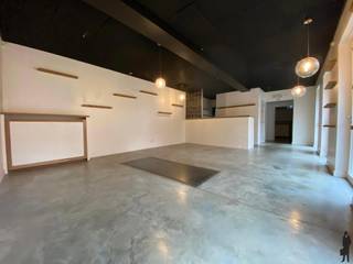 <p><strong>Kantoor/handelsruimte</strong> te huur in het hartje van Hoogstraten!<br /><br />kantoor/handelsruimte te huur in <strong>centrum van Hoogstraten</strong>, in het schitterend monumentaal pand "Residentie De Rijkswacht". <br /><br /><strong>Indeling:</strong><br />-Handels/kantoor ruimte<br />- Inkomhal<br />- Berging<br />- Toilet<br />- Keuken<br />- Gezellig buitenruimte/ terras<br /><br /><strong>Algemeen:</strong><br />- Onderkelderd<br />- Akoestische plafond<br />- Grote opbergruimte inbegrepen<br />- Voldoende parkeergelegenheid vooraan<br /><br /><br /><br /></p>
<span></span>