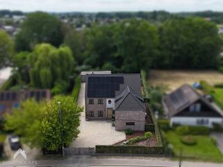 <p>Deze ruime en veelzijdige woning (360 m²) combineert comfortabel wonen met tal van mogelijkheden voor zelfstandigen, vrije beroepen en gezinnen. Dankzij het uitstekende EPC-label A, de hoogwaardige afwerking en de doordachte indeling geniet u van optimaal wooncomfort.</p>
<p>De lichtrijke leefruimte met open, volledig uitgeruste keuken vormt het hart van de woning en biedt een mooi zicht op de tuin. Aansluitend bevinden zich een praktische bijkeuken, berging en wasplaats. Op het gelijkvloers vindt u een volledig ingerichte praktijkruimte met aparte ingang, wachtruimte en eigen sanitair, ideaal voor een professionele activiteit aan huis. De verdieping omvat een ruime polyvalente ruimte, een master bedroom met ingemaakte kasten en ensuite badkamer, twee extra slaapkamers en een apart toilet. De zolder biedt bijkomend uitbreidingspotentieel.</p>
<p>Buiten geniet u van een zonnige, onderhoudsvriendelijke tuin met zuidgericht terras. Bovendien beschikt het perceel over een ruime multifunctionele werkruimte met inpandige parkeermogelijkheid, perfect als atelier, opslagruimte of werkplaats. Rustig gelegen met een vlotte verbinding naar Brussel, de luchthaven, de A12 en de Brusselse Ring.</p>
<p></p>
<p><strong>Troeven:</strong></p>
<ul>
<li>EPC A</li>
<li>zonnepanelen met batterijen</li>
<li>vloerverwarming</li>
<li>airco's met warmtepomp</li>
<li>regenwaterput van 15.000 liter</li>
<li>praktijkruimte met aparte ingang en multifunctionele werkruimte</li>
</ul>
<p>Te koop zonder makelaar via Smart Houses. Meer informatie of een bezoek? Contacteer de eigenaar rechtstreeks op 0473/29.85.85.</p>