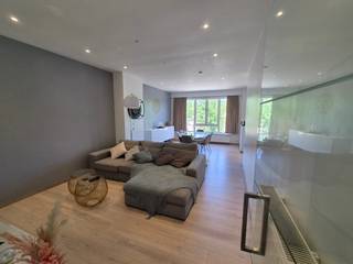 Dit volledig gerenoveerde appartement van 73 m² bevindt zich op de tweede en bovenste verdieping van een kleinschalig gebouw, waardoor u geniet van maximale rust en privacy.
Het appartement onderging een volledige renovatie, inclusief keuken, badkamer, vloeren en technieken, waardoor het vandaag een moderne, frisse en instapklare woonruimte vormt. Ideaal voor wie zonder zorgen wil verhuizen.
De centrale inkomhal brengt u naar de gezellige leefruimte met veel natuurlijk licht en een open keuken die zorgt voor een ruimtelijk gevoel. Er zijn twee volwaardige slaapkamers, waarvan één momenteel ingericht is als bureau/dressing, perfect voor thuiswerk, extra opbergruimte of als 2e slaapkamer.
➕️ Extra pluspunten: u beschikt over twee privatieve droge kelderbergingen die samen zorgen voor 7,5 m² extra opbergruimte. Bovendien zijn er geen vaste maandelijkse kosten, aangezien het gebouw geen syndicus heeft, een zeldzame en aantrekkelijke troef.
Dit instapklaar appartement is een slimme investering of een ideale eerste thuis.
🚗 Er is bovendien een garagebox beschikbaar, twee huizen verder in de straat, die optioneel kan worden aangekocht voor €27.500.
📱 Contacteer mij via WhatsApp of telefoon op +32499159143 voor meer informatie of om een bezoek in te plannen.
• 73 m²
• 2 slaapkamers
• Volledig gerenoveerd
• Instapklaar
• Bovenste verdieping
• 2 privatieve kelders
• Geen vaste kosten (geen syndicus)
• Mogelijkheid tot aankoop garagebox