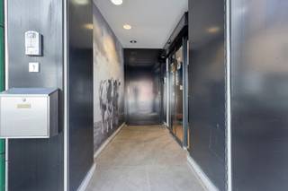 <p><strong>Diest: handelswoning met commerciële topligging en riant appartement</strong></p>

<p>Deze handelswoning ligt op één van de drukste en meest commerciële straten van het centrum van Diest. Dankzij de uitstekende visibiliteit en de vele passage geniet uw zaak hier van maximale zichtbaarheid. Winkels, horeca, openbaar vervoer en parkeergelegenheid bevinden zich op wandelafstand.</p>

<p>Op het gelijkvloers bevindt zich een handelsruimte van meer dan <strong>320 m²</strong>, momenteel ingericht als slagerij, maar geschikt voor tal van commerciële activiteiten zoals een showroom, praktijk, kantoor of winkel. Op de verdiepingen bevindt zich een verzorgd appartement van ca. <strong>254 m²</strong>, ideaal om wonen en werken te combineren of als investering.</p>

<p>Een extra troef is het ontwikkelingspotentieel. Doordat het pand buiten het winkelkerngebied ligt, zijn er – mits de nodige vergunningen en bestemmingswijziging – mogelijkheden om het geheel om te vormen tot een meergezinswoning of een kleinschalig appartementsgebouw.</p>

<p><strong>Indeling:</strong></p>

<ul><li><strong>Gelijkvloers:</strong> handelsruimte, berging, koer en trappenhal</li><li><strong>Eerste verdieping:</strong> hal, bureel, apart toilet, ruime woonkamer met eetplaats en open keuken, ruim terras</li><li><strong>Tweede verdieping:</strong> nachthal, drie slaapkamers en badkamer met ligbad</li><li><strong>Derde verdieping:</strong> hal, twee slaapkamers en zolderruimte</li></ul>

<p><strong>Troeven:</strong></p>

<ul><li>Topligging in het centrum van Diest</li><li>Herontwikkelingsmogelijkheden (mits vergunning)</li><li>Ruim zonnig terras</li></ul>

<p><strong>JOUW ZAAK. JOUW THUIS. ZO GEVONDEN!</strong></p>

<p><strong>Nota:</strong> EPC-label C (handelsruimte) en EPC-label F (appartement). Renovatieverplichting van toepassing op het appartement.</p>