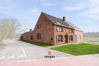 In de Poelkapellestraat 29 te Houthulst vinden we deze charmante halfopen woning terug, gelegen in een rustige en groene omgeving. De woning heeft een prachtig open zicht op de omliggende velden en het naastgelegen bos – ideaal voor wie houdt van rust en natuur, maar toch vlot bereikbaar wil wonen.<br /><br />U komt binnen in een lichtrijke leefruimte met een open en praktische indeling. De woonkamer sluit naadloos aan op de vernieuwde, moderne keuken die voorzien is van kwalitatieve toestellen en een strak design. Dankzij de vele raampartijen geniet u hier van een mooie lichtinval en een aangenaam zicht op de tuin.<br /><br />De woning beschikt over 6 volwaardige slaapkamers, waarvan 1 op het gelijkvloers, 1 in de voute en 4 op de verdieping. Dit maakt de woning perfect geschikt voor grotere gezinnen of voor wie extra ruimte wenst voor een bureau, hobbykamer of logeerkamer. Verder zijn er 2 badkamers, waarvan één praktisch gelegen is op het gelijkvloers en één op de verdieping, wat het wooncomfort aanzienlijk verhoogt.<br /><br />Bijkomend biedt deze woning nog tal van extra troeven zoals een zolder, kelder en een dubbele garage, ideaal voor wagens, fietsen en extra opslagruimte.<br /><br />Buiten geniet u van een ruime tuin waar u in alle rust kan ontspannen met een prachtig open zicht op de velden en het naastgelegen bos. Dit maakt de locatie bijzonder aantrekkelijk voor natuurliefhebbers en gezinnen die op zoek zijn naar ruimte en privacy.<br /><br />Met een EPC-label C biedt deze woning bovendien een goede energieprestatie. De woning is voorzien van 14 zonnepanelen, 2 zonnecollectoren en een zonneboiler van 280 liter. <br /><br />Kortom: een ruime en instapklare gezinswoning op een rustige ligging in Houthulst, met veel potentieel en een prachtig groen kader.<br /><br />📞 Interesse? Contacteer Thijs, Friedel of Nina:<br />📲 051 57 54 61<br />📧 thijs@grouptrybou.be<br />nina@grouptrybou.be<br /> | friedel@grouptrybou.be