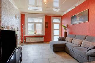 <p><span>Op zoek naar een woning die u verder volledig naar eigen smaak kunt afwerken? Deze </span>gunstig gelegen woning in de Hofstraat 42 te Kerksken- Haaltert<span> biedt een mooie basis en combineert reeds uitgevoerde energetische verbeteringen met heel wat mogelijkheden voor verdere renovatie en personalisatie.</span></p>
<p><span>Een aantal belangrijke werken werden reeds uitgevoerd. Zo beschikt de woning over </span>nieuwe ramen en werd zowel de voor- als achtergevel geïsoleerd en afgewerkt met crépi. <span>Met een </span>energielabel C<span> is er bovendien </span>geen renovatieverplichting<span>, waardoor u de verdere werken op eigen tempo en volgens uw eigen wensen en budget kunt uitvoeren.<br /><br />De keuken is aan een renovatie toe en op de verdieping is reeds een toilet voorzien in een ruimte die groot genoeg is om er een praktische badkamer van te maken. De doucheruimte bevindt zich naast de keuken. Op de verdiepingen zijn er dan nog eens 4 slaapkamers.</span></p>
<p>Troeven:</p>
<ul>
<li><span>Nieuwe ramen, voor- en achterdeur en poortje</span></li>
<li><span>Geïsoleerde voor- en achtergevel met crépi</span></li>
<li><span>Groot terras in natuursteen</span></li>
<li><span>EPC-label C</span></li>
<li><span>Geen renovatieplicht</span></li>
<li><span>Gunstige ligging</span></li>
<li><span>Verder af te werken naar eigen smaak</span><span></span></li>
</ul>
Maak uw afspraak op één van de bezoekmomenten en contacteer Karin: 0468 12 68 62 - karin@albert.immo<br />Doe uw bod vanaf deze prijs.