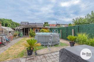 EERSTE BEZOEKDAG ZONDAG 09 AUGUSTUS VAN 10u TOT 14u ( ENKEL OP AFSPRAAK )<br /><br />AALST - Deze instapklare en uitstekend onderhouden woning bevindt zich in een rustige straat, op wandelafstand van het centrum en alle belangrijke voorzieningen zoals het station, ziekenhuis, openbaar vervoer, scholen, winkels en het zwembad. <br /><br />Doorheen de jaren werd de woning met de grootste zorg onderhouden en recent nog verder gemoderniseerd. Zo werd in 2025 een energiezuinige centrale verwarming op aardgas geplaatst, waardoor u meteen geniet van extra comfort. Via de aparte inkomhal met gastentoilet komt u in de lichtrijke leefruimte met open keuken, een gezellige plek waar wonen en koken naadloos in elkaar overvloeien. Verder beschikt de gelijkvloerse verdieping over een verzorgde badkamer met alle hedendaagse comfort en een ruime inpandige garage met sectionale poort. Op de eerste verdieping bevinden zich twee ruime slaapkamers. Dankzij de vaste trap bereikt u de zolderverdieping, waar een derde volwaardige slaapkamer en een praktische bergzolder zijn ingericht. <br /><br />Ook buiten is het aangenaam vertoeven dankzij de gezellige zithoek, het onderhoudsvriendelijke stadstuintje en de extra tuinberging. Kortom, bent u op zoek naar een verzorgde, instapklare woning met drie slaapkamers, een garage en een tuin, gelegen op een rustige maar bijzonder centrale locatie, dan is deze woning beslist een bezoek waard. Contacteer ons gerust voor meer informatie of een bezoek via 053/60.65.60. <br /><br />De vermelde prijs is een richtprijs. Na ontvangst van de biedingen beslist de verkoper vrij of hij al dan niet tot verkoop overgaat en aan welk bod. De richtprijs is niet bindend.