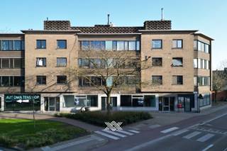 Deze veelzijdige handelsruimte van 199 m² is gelegen op het gelijkvloers in residentie Steenakker aan de Zwijnaardsesteenweg in Gent. Het pand is momenteel ingedeeld in een inkomhal, drie afzonderlijke ruimtes, een keuken, twee toiletten, twee bergingen en een technische ruimte. Deze casco andelsruimte dient een totaalrenovatie te ondergaan en kan zo volledig naar eigen smaak en goesting worden afgewerkt. Dankzij de grote raampartijen genieten de ruimtes van overvloedig daglicht en een sterke visuele aanwezigheid in het straatbeeld. <br /><br />De ligging is één van de sterke troeven van dit pand. De Zwijnaardsesteenweg is een belangrijke verbindingsas in Gent en kent de constante stroom van verkeer en passage. In de directe omgeving bevinden zich tal van voorzieningen, diensten en instituten, wat de aantrekkelijkheid en dynamiek van deze locatie versterkt. Bovendien is de bereikbaarheid uitstekend: zowel met de wagen als het met openbaar vervoer. <br /><br />EPC: C / CV op aardgas / EK niet-conform / niet-asbestveilig <br /><br />Het goed is een niet-residentiële gebouweenheid die deel uitmaakt van een groter gebouw dat niet volledig verkocht wordt. De koper is dus verplicht om ten laatste tegen 29 juni 2029 te voldoen aan de renovatieverplichting met een minimaal aantal maatregelen rond beglazing, verwarming en koeling. <br /><br />Interesse? sarie@landbergh.be of 09 278 78 79