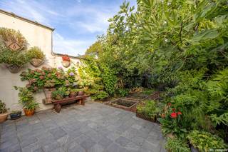 <p>In de rustige <span><b>Jos Verdegemstraat</b></span>, een aangename éénrichtingsstraat in Sint-Amandsberg, bevindt zich deze charmante woning met <span><b>drie slaapkamers en een gezellige tuin</b></span>. De woning ligt in een groene omgeving, vlak bij <span><b>de Rozenbroeken</b></span>en op korte afstand van <span><b>het centrum van Gent</b></span>.</p>
<p>Doorheen de jaren werd de woning met zorg gerenoveerd, met behoud van haar <span><b>karakter en aangename ruimtes</b></span>. Ze is onmiddellijk bewoonbaar en biedt tegelijk nog de mogelijkheid om met enkele <span><b>opfrissingswerken een eigen stijl en sfeer</b></span> toe te voegen. Vooral op de bovenverdieping* kan je met een persoonlijke toets de ruimtes helemaal naar eigen smaak afwerken. *<em>foto's van het 2de verdiep werden digitaal bewerkt ter inspiratie</em></p>
<p>De woning omvat een <span><b>lichtrijke leefruimte</b></span>, een gezellige keuken, <span><b>drie slaapkamers</b></span>, een ruime badkamer en een <span><b>vernieuwde kelder</b></span>.</p>
<p>Ook buiten is het heerlijk vertoeven. De <span><b>groene tuin</b></span> met vijgenboom, appelboom, kweeperen en moestuin vormt een fijne plek om tot rust te komen. De met groen afgewerkte gevel draagt bovendien bij aan de charmante uitstraling van de woning.</p>
<p>Een fijne woning voor wie op zoek is naar <span><b>karakter, een groene buitenruimte</b></span> en de mogelijkheid om zonder ingrijpende renovatiewerken verder <span><b>zijn eigen thuis te creëren</b></span>.</p>
<p>Bovendien bestaat de mogelijkheid om <span><b>vlak naast de woning een garage te huren</b></span>.</p>
<p><span><span><strong>Interesse?<br /></strong>Contacteer<strong> Stijn Baillière</strong> via<strong> 0473 181 787 </strong>of <strong>stijn@valorvastgoed.be </strong>voor bijkomende informatie of een bezichtiging.<br /><br /></span></span></p>
<p><i><span>De vermelde vraag-/richtprijs die we hanteren wordt beschouwd als uitnodiging tot onderhandeling ten aanzien van kandidaat-kopers. De kandidaat-koper is vrij om een bod te plaatsen dat lager, gelijk aan of hoger is dan de prijs die vermeld wordt in de publiciteit. De verkoper beslist welk bod hij/zij aanvaardt. De prijs die we in onze publiciteit vermelden kan daarom geenszins als bindend gelden voor de verkoper.</span></i></p>
<p><i><span>Deze informatie is louter indicatief en kan zonder voorafgaande verwittiging gewijzigd worden.</span></i></p>
<p><span><span></span><br /></span></p>