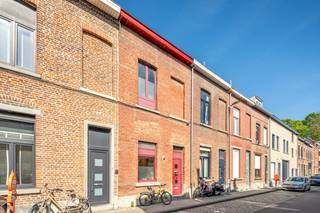 Investeren én wonen in het hart van Leuven? Deze karaktervolle woning in de Ierse Predikherenstraat 53 biedt een unieke opportuniteit voor ouders met studerende kinderen.<br /><br />Gelegen op een toplocatie midden in de bruisende studentenstad Leuven bevindt u zich hier op wandel- en fietsafstand van universiteiten, hogescholen, ziekenhuis, openbaar vervoer en het levendige stadscentrum. Een ideale uitvalsbasis voor studerende jongeren in combinatie met het comfort van een echte thuis of een gezinswoning met karakter.<br /><br />De woning zelf straalt warmte en karakter uit. Bij binnenkomst valt meteen de lichtrijke inkomhal op waar het gebruik van drie verschillende materialen zorgt voor een speels en stijlvol geheel. Dit geeft de woning een unieke uitstraling. Tussen de zithoek en de eetkamer vindt u een knusse koer.<br /><br />Met drie volwaardige slaapkamers is deze woning perfect geschikt voor uw gezin of voor uw studerende kinderen. Eén van de kamers beschikt bovendien over een charmante mezzanine.<br /><br />De badkamer is praktisch en aangenaam ingericht met een inloopdouche. De leefruimtes bieden een gezellige omgeving om samen te ontspannen na een drukke dag.<br /><br />Een belangrijke troef is de ruime kelder. Perfect om in te richten als werk- of hobbyruimte of gewoon voor extra opslag. <br /><br />Kortom, deze woning combineert een uitstekende ligging met comfort en karakter. Ze vormt ook een slimme investering in de toekomst van uw studerende kinderen.$<br /><br />Mits kleine ingrepen heeft deze woning een gunstig EPC-label.<br /><br />Grijp deze kans en ontdek zelf het potentieel van wonen in Leuven. Boek een bezoekmoment in via onze site of bel Philippe op 0470/308.563.