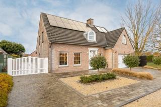 In een rustige straat in Brecht bevindt zich deze uitstekend onderhouden villa. De woning biedt een hoogwaardige afwerking en veel wooncomfort dankzij de aangename lichtinval. De perfect onderhouden achtertuin is bereikbaar via een zijpoort. De woning is toekomstgericht door de zonnepanelen en vernieuwde verwarmingsinstallatie (EPC-label B). De ligging is bovendien zeer vlot bereikbaar via nabijgelegen invalswegen.<br /><br /><strong>Indeling</strong><br /><u>Gelijkvloers:</u> Via de ruime inkomhal met gastentoilet en open trap betreedt u de lichtrijke leefruimte met airco, eetkamer en zitgedeelte met open haard. De grote raampartijen bieden een mooi zicht op de tuin. Aansluitend ligt de halfopen, volledig geïnstalleerde keuken (ATAG-gasvuur) met toegang tot het terras met zonnetent. De diepe garage biedt plaats voor een wagen en technieken, met aansluitend een berging/wasplaats.<br /><br /><u>Eerste verdieping:</u> Royale masterbedroom met airco, open zichten en aansluitende dressing-/bureauruimte (ook mogelijk als vierde slaapkamer). Daarnaast twee ruime slaapkamers, waarvan één ingericht als bureau. De badkamer beschikt over een ligbad, douche, dubbel wasmeubel en toilet. Zolder bereikbaar via zoldertrap.<br />In de tuin staat een aparte, ruime garage die ideaal is als hobbyruimte, atelier of opslag.<br /><br />Kortom: een instapklare, statige villa in perfecte staat op een groen perceel van 925 m².<br /><br />Contacteer: +32 495 10 24 98 – Fabrice@cogghe.be