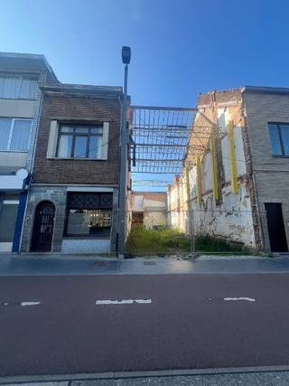 STUK BOUWGROND MET VERGUNNING VOOR HET BOUWEN VAN 4 APPARTEMENTEN OPPERVLAKTE 138 m² BREEDTE 6.52 METERGELIJKVLOERS :   appartement van 64 M2 met 1...