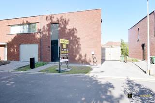 <p><strong>Moderne, energiezuinige woning met tuin in rustige woonwijk</strong></p>
<p>Ideale gezinswoning voor wie modern, energiezuinig en zorgeloos wil wonen.<br /><br />In deze recente en instapklare woning (bouwjaar 2020 – eerste bewoning 2021) met een bewoonbare oppervlakte van ca. 160m² op een perceel van ca. 260m² geniet u van ruimte, licht en rust.<br />Gelegen op het einde van een doodlopende straat in een bijzonder rustige woonwijk, bevindt deze woning zich bovendien op wandelafstand van het centrum, horeca en openbaar vervoer.<br /><br />Gelijkvloers<br />De centrale inkomhal beschikt over de trap naar de bovenverdieping en gastentoilet. Verder door betreedt u een verzorgde en lichtrijke leefruimte, waar een combinatie van laminaat en beige vloertegels zorgt voor een warme en moderne uitstraling. De volledige benedenverdieping is uitgerust met vloerverwarming en strak afgewerkte, wit geschilderde muren met betonnen plafonds. <br />De open, volledig geïnstalleerde keuken met eiland biedt alle hedendaags comfort en is praktisch ingericht, onder meer met dubbele lades en kwalitatieve toestellen. Aansluitend bevindt zich een praktische berging/technische ruimte, dewelke uitgeeft op de oprit en ook terug uitkomt in de inkomhal. <br />Via een groot schuifraam met vliegenraam heeft u directe toegang tot het terras en de tuin, wat zorgt voor een vlotte overgang tussen binnen en buiten.<br /><br />Eerste verdieping<br />Op de eerste verdieping bevindt zich de nachthal die toegang biedt tot:<br />• 3 volwaardige slaapkamers, elk ruim en praktisch in te delen<br />• Een apart toilet <br />• Een badkamer voorzien van lavabo, inloopdouche en handdoekdroger met aansluitingen voor een tweede lavabo<br />De indeling maakt deze verdieping ideaal voor gezinnen of voor wie extra ruimte wenst voor bureau of hobby.<br /><br />Tuin & buitenruimte<br />De woning beschikt over een aangename, volledig omheinde tuin met terras, perfect georiënteerd voor ontspanning en buitenleven. Daarnaast is er een tuinhuis aanwezig. De oprit bevindt zich rechts van de woning en beschikt over een dubbele poort om de tuin te bereiken en ook laadpaal. <br /><br />Troeven<br />• Instapklaar en volledig geschilderde muren<br />• Energiezuinig o.a. dankzij zonnepanelen en airco’s in elke ruimte<br />• Regenwaterrecuperatie (toiletten, wasmachine en buitenkranen)<br />• Dubbele beglazing en kwalitatief PVC-schrijnwerk<br />• Verduistering aan de binnenzijde + vliegenramen<br />• Ventilatiesysteem D<br />• 2 toiletten <br /><br />Ligging<br />Rustig gelegen in een doodlopende straat binnen een woonwijk, met een uitstekende bereikbaarheid en nabijheid van winkels, scholen en openbaar vervoer.</p>