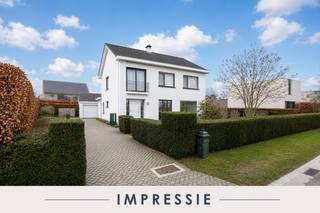 <strong>Vrijstaande woning</strong> met<strong> 4 slpk.</strong> gelegen op gunstige locatie te <strong>Minderhout!</strong><br /><br /><strong><span>INDELING</span></strong><br /><strong>Gelijkvloerse verdieping:</strong><br />- Inkomhal<br />- Zeer lichtrijke woonkamer<br />- Keuken<br />- Bijkeuken / wasplaats<br />- Separaat toilet<br />- Badkamer<br />- Kelderberging<br /><br /><strong>Eerste verdieping:</strong><br />- <strong>4 slaapkamers</strong> van ca. 8,5, 10, 11,2 en 15,8m²<br />- Badkamer<br />- Bergzolder bereikbaar met een vlizotrap<br /><br />Buiten bevindt zich een <strong>terras</strong> met mooie, <strong>omheinde tuin</strong> en een <strong>uitpandige, ruime garage.<br /><br />BIJZONDERHEDEN:<br /></strong>- <strong>Vrij uitzicht vooraan</strong> <br />- Veel lichtinval<br />- <strong>Centrale locatie</strong> naar centrum Hoogstraten, Minderhout, wandelroutes, scholen, etc
