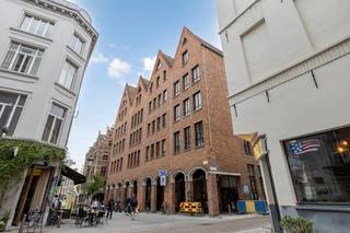 Het op te frissen appartement heeft een bewoonbare oppervlakte van 86 m² en bevindt zich aan de Wisselstraat, dit is een stille autoluwe straat in een aangename buurt in het historische stadscentrum van Antwerpen. Het appartement zelf is gelegen op de derde verdieping van een kleinschalig gebouw.Indeling - inkomhal met ingemaakte kasten- leefruimte met open keuken- berging- slaapkamersmet ensuite badkamer- apart toilet met handenwasserTroeven:- lichtrijk appartement- EPC label B- centrale locatie in AntwerpenDit appartement wordt verkocht voor een vraagprijs van 215.000 euro en gebeurt onder het stelsel van erfpacht.Voor een afspraak of meer info: 03/206.76.76 of sophie.schelpe@dewaele.com. Had u graag uw eigen eigendom te koop aangeboden contacteer ons dan voor een vrijblijvende schatting, telefonisch op het nummer 03/206.76.76 of per mail naar antwerpen@dewaele.com. Ook voor alle andere vragen omtrent vastgoed kan u steeds bij ons kantoor te Antwerpen terecht!EPC: 171 kWh/m²EPC: Bestuursmaatregelen in het maatregelenregister: nee