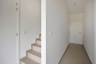 <p>If you are looking for a move-in ready new build home in Hasselt that combines energy efficiency, contemporary design and premium finishes, this beautiful BEN home in Zestienbundersstraat is well worth discovering. This modern terraced home has been completed to a high standard, fully painted and is ready for immediate occupation.</p><p>Its timeless architecture with a flat roof, warm brick façade and large windows creates bright, welcoming living spaces filled with natural daylight. The living area enjoys pleasant views of the beautifully landscaped southeast-facing garden, creating a seamless connection between indoor and outdoor living.</p><p>The ground floor offers a spacious living room, an open-plan kitchen, a practical utility room and an integrated garage providing both secure parking and additional storage space.</p><p>On the first floor, you will find four bedrooms, making this property ideal for families, home working or guest accommodation. The contemporary bathroom is fully tiled and fitted with a bathtub, separate walk-in shower and double vanity unit.</p><p>The outdoor area has been finished with the same attention to detail. The landscaped terrace, newly seeded lawn, hedges and fencing create a private garden where you can relax, entertain family and friends or let children play safely.</p><p>Designed according to the latest energy standards, this BEN home features a heat pump, D ventilation system, high-quality insulation and an excellent E-level. These features ensure exceptionally low energy consumption, excellent indoor comfort and lower running costs.</p><p>The property is located in the quiet residential Zestienbundersstraat in Hasselt, close to schools, shops, public transport and recreational facilities. Hasselt city centre and the main access roads are easily reached, allowing you to enjoy peaceful surroundings without compromising accessibility.</p><p>Eligible buyers may also benefit from the reduced 6% VAT rate, subject to the applicable legal conditions.</p><p>Would you like to experience the quality and comfort of this exceptional new build home? Contact us today for more information or to arrange a viewing.</p>