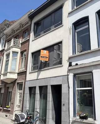 In de centraal gelegen Leopoldstraat, vlakbij het vernieuwde centraal station en op wandelafstand van de Mechelse binnenstad, bevindt zich dit...