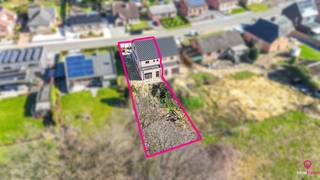 <p><span>Elke zondag welkom op ons kantoor van 10u-12u voor meer info over de nieuwbouwprojecten!<br /><br />Deze woning (rechterzijde) heeft een bewoonbare oppervlakte van 205 m² en is praktisch opgedeeld; het perceel is 5.25are groot.</span></p>
<p><span>Er werd rekening gehouden met voldoende leefruimte met achteraan een gezellige open keukenruimte, aansluitend bij een ruime berging met buitendeur.</span></p>
<p><span>Via de inkomhal met gastentoilet komt men in de living met open keuken. Vanuit de living vertrekt ook de trap naar boven. Langs de keuken bevindt er zich een praktische berging. De “doorzon”-leefruimte heeft zowel via de voor-, zij- als achterzijde ramen voor een uitstekende lichtinval.</span></p>
<p><span>Op de eerste verdieping zijn er 3 slaapkamers, een apart toilet en een badkamer.</span></p>
<p><span>De 2<sup>de</sup> gegoten betonnen trap brengt ons naar zolderruimte; hier bevindt zich een ruime 4<sup>de</sup> polyvalente (slaap)kamer die ook kan opgesplitst worden naar een 5<sup>de</sup> kamer en technische ruimte.</span></p>
<p>Zowel de raampartijen als de dakwerken zijn van uitstekende makelij.</p>
<p><span>Deze ruwbouwwoning wordt </span>opgeleverd met een vlak getrokken perceel dat onmiddellijke aanplanting toelaat; het mooie uitzicht is reeds bepaald….</p>
<p>Residentie “De Moestuin” bevindt zich in de rustige Moestuinstraat; een aangename straat met een uitstekende verbinding naar het centrum van Heusden en verbinding naar Koersel/Beringen.</p>
<p>In deze aangename woonomgeving wonen veel jonge gezinnen en met de uitkijk op het veld en groen is het hier echt tot rust komen. In het centrum van Koersel heeft men zo zijn inkopen gedaan door de aanwezigheid van de Lidl, Action, bakker enz..uit eten doet men in Barnaba terwijl men een filmpje meepakt in de Roxy een heerlijk klein bioskoop-complex.</p>
<p>Samenwerken met deze bouwheer is kiezen voor zekerheid en duidelijke afspraken; voor de snelle beslissers zijn aanpassingen binnen nog mogelijk.</p>
<p></p>
<p>Indeling :</p>
<p>GELIJKVLOERS : inkomhal, gastentoilet, leefruimte onderverdeeld met zithoek en eetkamer, trap naar boven, open keuken, grote berging met achterdeur</p>
<p>EERSTE VERDIEPING : nachthal, apart toilet, 3 slaapkamers, badkamer, trap naar boven</p>
<p>ZOLDER : open zolderruimte op te splitsen naar 2 extra kamers en technische ruimte</p>
<p>TUIN: genivelleerd</p>
<p></p>
<p><span>Pluspunten:</span></p>
<p><span>-prachtige landelijk stijl</span></p>
<p><span>-zeer degelijke bouw</span></p>
<p><span>-ruim = 205 m²</span></p>
<p><span>-aangename leefruimte</span></p>
<p><span>-4 slaapkamers<br />-betonnen trappen</span></p>
<p><span>-tijdloze pastoriestijl</span></p>
<p><span>-goede ligging = overal dichtbij!</span></p>
<p><span>-grondwaarde aan 12%, enkel constructie onder 21%BTW</span></p>
<p><span>-adembenemend uitzicht = wandelen in de buurt</span></p>
<p><span> </span></p>
<p><span>Voor een afspraak of meer info, bel ons op 078/78.78.70, of kom gewoon binnen op ons kantoor. Steeds welkom!</span></p>