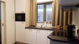 <p>Op zoek naar een comfortabel leven in uw gouden jaren? Ontdek Residentie Vivasse! Nabij het bruisende centrum van Asse bieden onze assistentiewoningen alles wat u nodig heeft, inclusief knusse flats en gemeenschappelijke ruimtes zoals een restaurant, schoonheidssalon en fitnessruimte. Voor degenen die zich zorgen maken over parkeren, zijn er overdekte autostaanplaatsen, kelders en een fietsenstalling beschikbaar. Minimumleeftijd om in Vivasse te wonen is 65 jaar. Beschikbare appartementen variëren in grootte en faciliteiten, inclusief Type 1 met een oppervlakte tussen 70-78m² en Type 3 met 50-64m². Autostaanplaatsen en kelders zijn optioneel. Dagelijkse vergoeding voor basisdienstverlening: €19,01 per dag voor één persoon en €6,13 voor een tweede persoon. Direct beschikbare appartementen, enkel schilderwerken en decoratie moeten nog worden uitgevoerd. Bezoek www.living-stone.be voor meer informatie.</p>