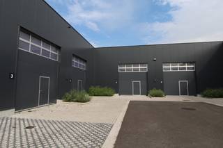 <strong>Nieuwbouw loods van 113,52 m² te huur langs de Schaapbruggestraat te Roeselare.</strong><br />Opgebouwd uit staalstructuur met beton onder element en sandwichpanelen + steeldeck
<ul>
	<li><strong>Sectionale poort met deur en glassectie </strong></li>
	<li><strong>Vrije hoogte van 6m </strong></li>
	<li><strong>Toegangssysteem met smartphone</strong></li>
	<li><strong>Drijfkracht 400V+N</strong></li>
	<li><strong>Ledverlichting </strong></li>
	<li><strong>Brandklasse C</strong></li>
	<li><strong>1 Parkeerplaats inbegrepen</strong></li>
</ul>
Huurprijs is € 539,30 / per maand (Ex. btw).<br />Prijs is inclusief alle bijkomende kosten (ORV en gemeenschappelijke kosten) <br /><br /><strong>Onmiddellijk beschikbaar.</strong><br />Neem vrijblijvend contact op voor meer informatie. 