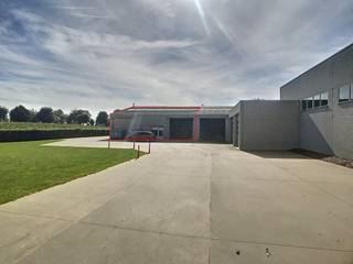 Op centrale ligging in Moorslede staat deze recente loods te huur van ca. 300 m².Specificaties:- gepolierde betonvloer- geïsoleerd-...