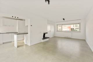 Maison mitoyenne entièrement RÉNOVÉE avec jardin ensoleillé, située au centre de Menen. Finitions de haute qualité et confort clé en main. Disposition: hall d’entrée avec toilettes séparées, vaste séjour avec cuisine ouverte et vue sur le jardin. Au premier étage, vous trouverez deux chambres, une salle de bains et un bureau. Au deuxième étage, une chambre avec salle de bains privative (douche et baignoire). Idéal pour les familles ou couples à la recherche d’espace, de lumière et de qualité. Atouts: trois grandes chambres, deux salles de bains (douche et baignoire), cuisine entièrement équipée, jardin orienté sud avec remise, maison économe en énergie, clé en main et emplacement central à proximité des commerces, écoles et transports en commun. Visites sur rendez-vous: feline@immobeguin.be