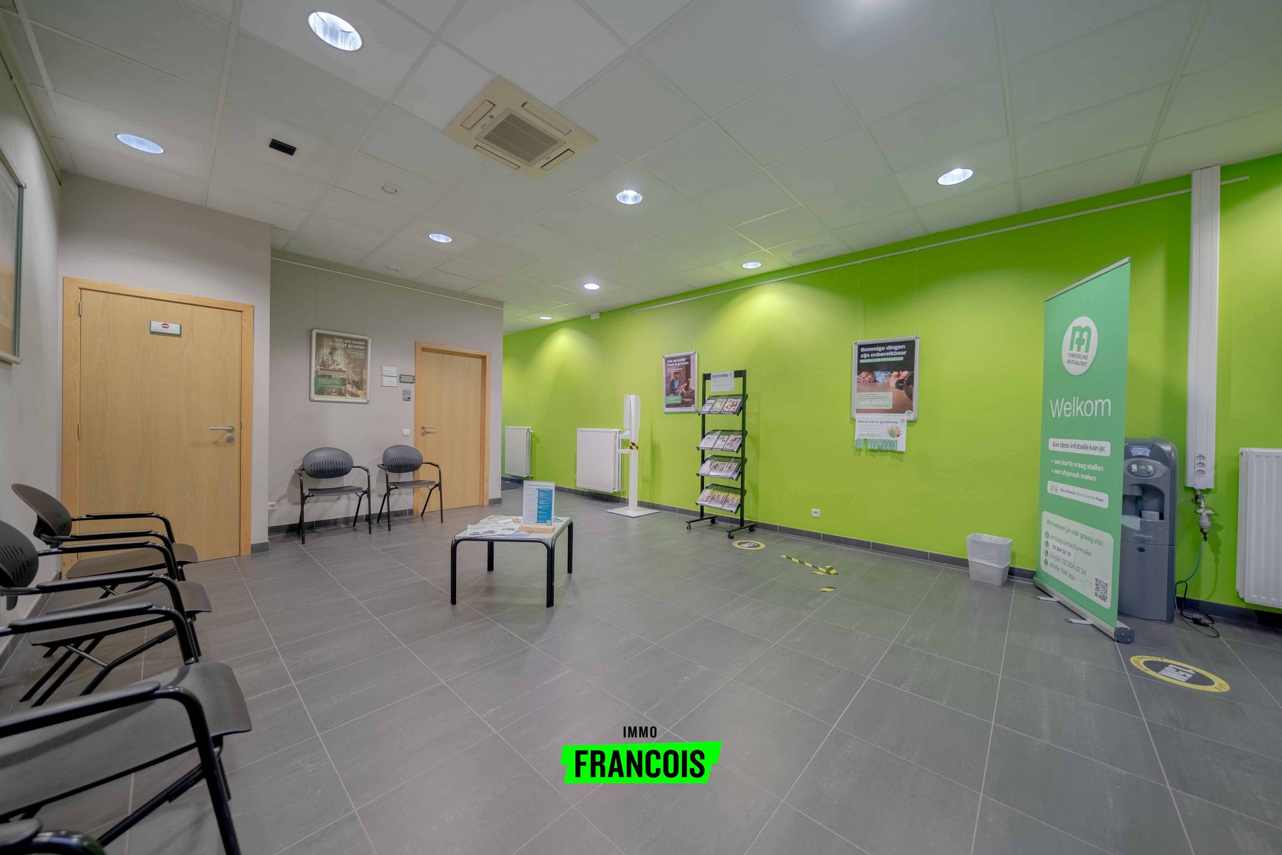 Veelzijdig handelspand met duplex appartement en ruim terras in het centrum van Wevelgem te koop! - foto 2