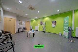 In het bruisende centrum van Wevelgem bevindt zich dit veelzijdige handelspand met een ruim duplex appartement, ideaal voor wie wonen en werken wil combineren of op zoek is naar een interessante investering.<br /><br />Het handelspand op het gelijkvloers beschikt over een lichtrijke en ruime handelsruimte met tal van indelingsmogelijkheden. Aangevuld met aparte bureauruimtes en een praktische keuken, biedt dit pand alle comfort voor diverse professionele activiteiten. Achteraan is er bovendien een ruime privatieve parkeerplaats aanwezig, toegankelijk via een poort, wat een absolute meerwaarde vormt voor zowel klanten als bewoners.<br /><br />Daarnaast is er een ruim en aangenaam duplex appartement voorzien. Dit appartement omvat twee volwaardige slaapkamers, een moderne badkamer en een open leefruimte met veel lichtinval dankzij de grote raampartijen. De leefruimte sluit naadloos aan op een volledig uitgeruste keuken met alle nodige toestellen. Aansluitend bevindt zich een uitzonderlijk groot terras waar het heerlijk vertoeven is en waar u in alle rust kan genieten.<br /><br />Zowel het handelspand als het appartement beschikken over een gunstig EPC-label B en zijn uitgerust met centrale verwarming op aardgas, wat zorgt voor een energiezuinig en comfortabel geheel.<br /><br />