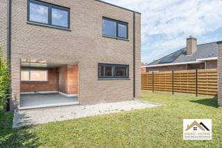 Deze casco woning is gelegen pal in het landelijke Desteldonk, en is vlot bereikbaar. De inkomhal voorziet in een gastentoilet en vestiaire, en zo kom je tot in de L-vormige leefruimte met open keuken, en met zicht op de tuin en het terras. Naast de keuken vinden we een tweede inkomhal met opbergmogelijkheden, richting de achterdeur die op de oprit uitgeeft. Op de eerste verdieping is er rond de centrale gang voorzien in drie ruime slaapkamers en een riante badkamer. Extra opbergruimte vinden we terug in de handige berging in de tuin. Vooraan de woning is er op de oprit plaats voor meerdere wagens. Bezoekdag: 13/06. Inschrijven via mail naar stefan@immo-home.be, geen telefonische inschrijvingen! Volg ons op Fb en Insta. Voor meer info: www.immo-home.be. GRATIS SCHATTING & GRATIS FINANCIEEL ADVIES