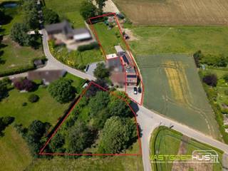 Op een rustige en landelijke locatie in Sint-Pieters-Kapelle (Pajottegem) bevindt zich deze ruime, energiezuinige, halfopen bebouwing met een bebouwde oppervlakte van maar liefst 285 m². De woning met een afzonderlijk weiland en een prachtig open zicht werd volledig gerenoveerd en combineert hedendaags wooncomfort met een uitzonderlijke ligging te midden van de uitgestrekte Pajotse velden en de watertoren. Als extra troef beschikt de eigendom over een afzonderlijk weiland van 14a10ca aan de overzijde van de straat. Bij het betreden van de woning wordt u verwelkomd in een lichtrijke leefomgeving waar ruimte en comfort centraal staan. De moderne open keuken met centraal eiland vormt het hart van de woning en biedt dankzij de grote raampartijen een prachtig zicht op het omliggend landschap en de watertoren. De indeling en de beschikbare ruimtes maken deze woning bovendien interessant voor wie wonen en werken wenst te combineren (thuisbureau, vrij beroep,…). De woning beschikt over 3 ruime slaapkamers en 2 badkamers met inloopdouche waarvan 1 badkamer op het gelijkvloers nog verder naar eigen smaak kan worden ingericht. Buiten geniet u van een verzorgde aangelegde tuin, een ruim zonneterras, een inpandige garage en een grote, hoge carport. Het afzonderlijke weiland biedt bovendien tal van mogelijkheden voor liefhebbers van natuur, dieren of extra buitenruimte. Ook op technisch vlak scoort deze woning uitstekend dankzij de aanwezigheid van een warmtepomp, zonnepanelen, een conforme elektrische installatie, een asbestveilig attest en een gunstig EPC-label A. Deze eigendom biedt een unieke combinatie van ruimte, rust, energiezuinigheid en hedendaags wooncomfort op een uitzonderlijke locatie met panoramisch uitzicht. Vraag nu meer informatie of plan uw bezoek 054/69.68.67.