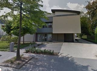 Stijlvol kantorencomplex langsheen de Luikersteenweg in Hasselt. Dit gebouw bestaat uit drie bouwlagen met een ondergrondse parking en een buitenparking. Gemakkelijk bereikbaar zowel met het openbaar vervoer als met de auto (vlotte verbinding naar de op/afritten van de E313).<br /><br />KENMERKEN KANTOOR:<br />- oppervlakte: 250m²<br />- groot dakterras (120 m²) op de 2de verdieping (achterzijde)<br />- aluminium buitenschrijnwerk met opengaande ramen<br />- indeling: landschapskantoor (9 tal werkplekken), 2 spreekplaatsen/vergaderzalen, 1 grote multifunctionele ruimte (eetruimte, leslokaal, vergaderzaal,…), kitchenette <br />- verwarming en koeling via ventiloconvectoren op een warmtepomp, mechanische verluchting<br />- kleedruimte en douches op het gelijkvloers, fietsenstalling aanwezig<br />- lift aanwezig in het gebouw<br /><br />TROEVEN:<br />- instapklaar met goede prijs/kwaliteit verhouding<br />- voldoende parkeerplaatsen (zowel ondergronds als bovengronds)<br /><br />Wg - Vg - Gdv - Gvkr - Gvv<br /><br />Meer info? Bel gerust op 0478/930500 of info@jansenrealestate.be