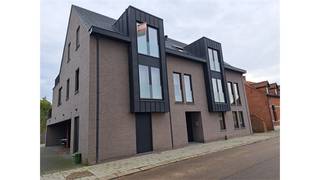 <p></p><p>Een mooi afgewerkt dakappartement bestaande uit een woonkamer met open, ingerichte keuken, 2 slaapkamers, badkamer, zeer ruim terras, wasplaats, kelderberging, lift, overdekte autostaanplaats en fietsenstalling.</p><p></p>