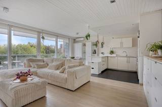 <p><span>Comfortabel wonen op de Fruithoflaan: Lichtrijk 1-slaapkamerappartement met ruim terras!</span></p><p><span>Droomt u van zorgeloos en energiezuinig wonen op een gegeerde toplocatie? Dit uitstekend onderhouden 1-slaapkamerappartement bevindt zich op de derde verdieping van een goed onderhouden gebouw op de populaire Fruithoflaan te Berchem. Het gebouw beschikt over een lift én het comfort van een conciërge. Met een moderne warmtepomp, dubbele hoogrendementsbeglazing, een gunstige EPC B-score (110 kWh/m²), conforme elektriciteit én een asbestveilig attest woont u hier 100% zorgeloos. Voeg daar nog het prachtige zicht op de rustgevende, gemeenschappelijke binnentuin aan toe en u geniet van een uitzonderlijk wooncomfort!</span></p><p><span> </span></p><p><span>Woonkamer, Open keuken & Bijkeuken</span></p><p><span>Zodra u de leefruimte binnenstapt, valt de enorme lichtinval en het ruimtelijke gevoel op dankzij de royale raampartijen. De moderne open keuken is naadloos geïntegreerd en volledig geïnstalleerd met alle nodige inbouwtoestellen voor optimaal kookplezier. </span></p><p><span> </span></p><p><span>Slaapkamer & Badkamer</span></p><p><span>De volwaardige slaapkamer is een oase van rust en reeds voorzien van praktische, op maat gemaakte inbouwkasten. De verzorgde badkamer is ingericht met een heerlijk ligbad, een comfortabel douchescherm en een lavabomeubel. In de hal bevindt zich een apart gastentoilet en een aparte berging voor wasmachine en droogkast. </span></p><p><span> </span></p><p><span>Breed terras met groenzicht</span></p><p><span>Via de grote schuiframen in de leefruimte stapt u zo het ruime terras over de volledige breedte van het appartement op. Hier geniet u in alle rust van een heerlijk zicht op de fraai aangelegde gemeenschappelijke binnentuin, een uniek stukje groen en privacy midden in de stad.</span></p><p><span> </span></p><p><span>Toplocatie op de Fruithoflaan</span></p><p><span>De Fruithoflaan staat bekend om haar uitstekende levenskwaliteit. Winkels, supermarkten, parken, openbaar vervoer (tram en bus) en gezellige horeca bevinden zich op wandelafstand. Bovendien geniet u van een snelle verbinding naar het centrum van Antwerpen en de belangrijkste invalswegen (E19/A12/Ring).</span></p><p><span> </span></p><p><span>Kelder</span></p><p><span>Een privatieve kelderberging is eveneens inbegrepen in de prijs.</span></p><p><span> </span></p><p><span>Troeven</span></p><p><span>- Duurzaam & Toekomstgericht: Verwarmd via een warmtepomp, dubbele HR-beglazing en een uitstekend EPC B (110 kWh/m²).</span></p><p><span>- 100% Zorgeloos: Elektriciteit conform goedgekeurd en asbestveilig.</span></p><p><span>- Topterras: Breed terras over de volledige breedte van de woning met zicht op de binnentuin.</span></p><p><span>- Luxe & Comfort: Open keuken met alle toestellen, inbouwkasten in de slaapkamer en aparte wasberging.</span></p><p><span>- Goed onderhouden complex op de 3e verdieping met lift én conciërge.</span></p><p><span>- Toplocatie: Fruithoflaan te Berchem, nabij alle winkels, groen, OV en invalswegen.</span></p><p><span> </span></p><p><span>Kortom: een instapklaar, duurzaam en buitengewoon gezellig appartement op een toplocatie in Berchem. Plan snel uw bezoek!</span></p>