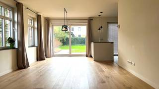 Recente nieuwbouwwoning in half open bebouwing met 4 slaapkamers, 2 badkamers, tuin, carport en staanplaats voor de woning te huur te Assent, Dorpsstraat 46 G.<br /><br />De woning is gelegen op 3a 50ca en heeft een bewoonbare oppervlakte van +/- 160m².<br /><br />Het gelijkvloers omvat een inkomhal met toilet, een vestiaire, een ruime woonkamer met veel lichtinval en open keuken. De woonkamer met parket geeft uit op de tuin met een schuifraam. De open keuken is voorzien van alle modern comfort, een afgesloten berging en geeft tevens toegang tot de tuin. In de berging is er een voorziening voor wasmachine, een uitgietbak en een losstaande diepvries. Het gelijkvloers is voorzien van vloerverwarming.<br />In tuin is een tuinberging voorzien en directe toegang tot de carport.<br /><br />Op de eerste verdieping zijn 3 slaapkamers, waarvan één voorzien van een ruimte voor een dressing, en een badkamer met lavabo, ligbad en douche. Tweede toilet.<br /><br />Op de tweede verdieping is de 4de slaapkamer en een 2de badkamer met ligbad en lavabo.<br /><br />Deze instapklare woning is voorzien van alle verlichting en raamdecoratie.<br /><br />Troeven van de woning :<br />- half open bebouwing met ruime tuin, carport en staanplaats voor de woning<br />- 4 slaapkamers<br />- 2 badkamers, 2 toiletten<br />- epc : A label<br />- vloerverwarming op het gelijkvloers<br />- goed gelegen en goede verbinding naar autosnelweg<br />- moderne uitstraling<br /><br />Huurprijs : 1.450 € per maand<br />Voor het plannen van een bezoek aan de woning kan u mij bereiken op 0476/952.716 of dimitri@alvast.be<br /><br /><br />Alle gegevens zijn louter informatief, onder elk voorbehoud, en voor zover het pand intussen niet verhuurd of verkocht is.<br />Dit pand wordt door ons geplaatst op volgende websites :<br />-www.alvast.be<br />-www.immoscoop.be<br />-www.zimmo.be<br />-www.spotto.be<br />Indien U het pand op andere websites zou aantreffen is dit niet door ons geplaatst en is de info mogelijk niet up-to-date.