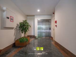 <span><strong>HOOGWAARDIG AFGEWERKT APPARTEMENT OP DE EERSTE VERDIEPING MET 2 SLAAPKAMERS, 2 TERRASSEN EN 2 GARAGES NABIJ HET CENTRUM VAN MAASEIK <br /><br />TROEVEN<br /></strong>- <span>Mooi en gezellig appartement gelegen nabij het centrum van Maaseik.<br />- Ideaal gelegen dichtbij winkels, horecazaken, ... Alle belangrijke voorzieningen in de buurt.</span><br />- 2 badkamers.<br /><span>- 2 terrassen.<br />- 2 garageboxen (voor 4 wagens)<br />- Voorzien van maatwerk (inbouwkasten)<br /></span>- Gemeenschappelijke inkomhal met lift.<br />- EPC-label B: energiezuinig appartement!<strong><br /><br />KELDERVERDIEPING -01 (85,13 m²)<br /></strong>- Garagebox 1 (10,60 m x 3,80 m = 40,28 m²): automatische sectionale poort, technische ruimte (1,50 m x 2,30 m = 3,45 m²), centraal stofzuigsysteem, koelinstallatie, plaats voor 2 wagens, gepolierde betonvloer.<br />- Garagebox 2 (5,40 m x 6,00 m = 32,40 m²): automatische sectionale poort, plaats voor 2 wagens, gepolierde betonvloer.<br />- Berging 1 (1,80 m x 2,50 m = 4,50 m²): gepolierde betonvloer.<br />- Berging 2 (1,80 m x 2,50 m = 4,50 m²): gepolierde betonvloer.<br /><strong><br />GELIJKVLOERS 00 <br /></strong>- Gemeenschappelijke inkomhal: trap en lift naar de eerste verdieping.<br /><br /><strong>VERDIEPING +01 (123,11 m²)</strong><br />- Inkomhal (3,20 m x 2,20 m = 7,04 m²): bergkast, marmervloer.<br /></span><span>- Apart toilet (1,55 m x 0,90 m = 1,39 m²): hangtoilet, spoelbak, muren volledig betegeld, marmervloer.<br /></span><span>- Gang (1,20 m x 6,50 m = 7,80 m²): glazen deur, marmervloer.<br />- Woonkamer (6,20 m x 5,80 m = 35,96 m²): videofoon, marmervloer.<br />- Keuken (3,50 m x 3,80 m = 13,30 m²): keukenwand 1 (onder- en bovenkasten, lades, dubbele spoelbak, keramische kookplaat, dampkap, oven en aansluitend ontbijttafel), keukenwand 2 (onder- en bovenkasten en Amerikaanse koelkast), schuifpui naar terras, automatische rolluiken, marmervloer.<br /></span><span>- Bureauruimte (3,80 m x 1,90 m = 7,22 m²): inbouwkasten, bureau, automatische rolluiken, marmervloer.<br />- Wasplaats (1,60 m x 2,80 m = 4,48 m²): onder- en bovenkasten, lades, spoelbak, vaatwasser, aansluiting wasmachine, marmervloer.<br />- Technische ruimte (0,80 m x 1,40 m = 1,12 m²): CV installatie (aardgas), marmervloer.<br />- Slaapkamer 1 (6,35 m x 3,50 m = 22,22 m²): inbouwkast, schuifpui naar terras, automatische rolluiken, badkamermeubel (dubbele lavabo met spiegel en lades), aansluitend badkamer 1 (2,20 m x 1,70 m = 3,74 m²): ligbad, bidet en hangtoilet, muren volledig betegeld, marmervloer.<br />- Slaapkamer 2 (4,80 m x 3,30 m = 15,84 m²): inbouwkasten, deur die toegang geeft naar terras, marmervloer.<br />- Badkamer 2 (2,00 m x 1,50 m = 3,00 m²): enkele lavabo, douche en hangtoilet, muren volledig betegeld, marmervloer.</span><br /><span><strong><br />EXTERIEUR</strong></span><br /><span>- Terras 1 (4,45 m x 7,60 m = 33,82 m²): automatische zonneluifel, stopcontact, betonvloer. Dit terras maakt deel uit van groter gemeenschappelijk dakterras met tuin, waartoe men ook toegang heeft.<br />- Terras 2 (4,40 m x 2,25 m = 9,90 m²): overdekt, watervoorziening, stopcontact, betonvloer.<span><br /></span><br />Bekijkt u deze advertentie via een aanverwante vastgoedsite, surf dan zeker naar onze website <strong>www.N78vastgoed.be</strong> voor een uitgebreide beschrijving en foto's. <strong>Meer info: +32 (0)89 86 18 88 of info@N78vastgoed.be.</strong></span>