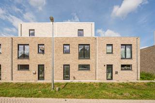 Maak kennis met project “Beversluis” in Rotselaar en ontdek deze moderne en duurzame nieuwbouwwoningen, rustig gelegen in een groene en aangename omgeving.<br /><br />Het project omvat in totaal 18 gezinswoningen, aangevuld met parking, een overdekte fietsenstalling en een groengebied met speeltuintje, <span>onderhouden door gemeente Rotselaar</span>. Binnen dit aanbod stellen wij nu 6 woningen voor die volledig instapklaar worden opgeleverd.<br /><br />Elke woning wordt volledig afgewerkt opgeleverd, zodat je zonder zorgen kunt verhuizen. De afwerking omvat onder meer gelakte binnendeuren voor een stijlvolle en duurzame uitstraling, professioneel uitgevoerde schilderwerken, tot in de puntjes verzorgd, en een aangelegde tuin en terras, zodat je meteen kunt genieten van je buitenruimte. <br />Dankzij deze complete afwerking hoef je geen extra werken meer te plannen of budget te voorzien. Je kiest voor comfort, kwaliteit en gebruiksklaar wonen vanaf dag één.<br />De woningen beschikken over drie slaapkamers, lichte leefruimtes en een mooie tuin, wat ze bijzonder geschikt maakt voor gezinnen of wie op zoek is naar rust en ruimte. <br /><br />De centrale ligging, vlakbij belangrijke verbindingswegen, scholen en winkels, en op amper 700 meter van het station van Wezemaal, maakt dit project bijzonder aantrekkelijk. Van hieruit geniet je bovendien van een rechtstreekse verbinding naar Leuven, op slechts 7 minuten afstand.<br /><br />De aankoop gebeurt met 12% registratierechten op het grondaandeel en 21% btw op de constructiewaarde.<br /><br />Daarnaast is er veel aandacht besteed aan energiezuinig wonen. Elke woning is uitgerust met vloerverwarming op gas, een ventilatiesysteem en zonnepanelen. Dit resulteert in een laag energiepeil en een optimaal wooncomfort, met een lagere energiefactuur als extra voordeel.<br /><br />Plan eenvoudig een bezoek ter plaatse via de website van Malines-Group en ontdek jouw toekomstige thuis in project Beversluis.